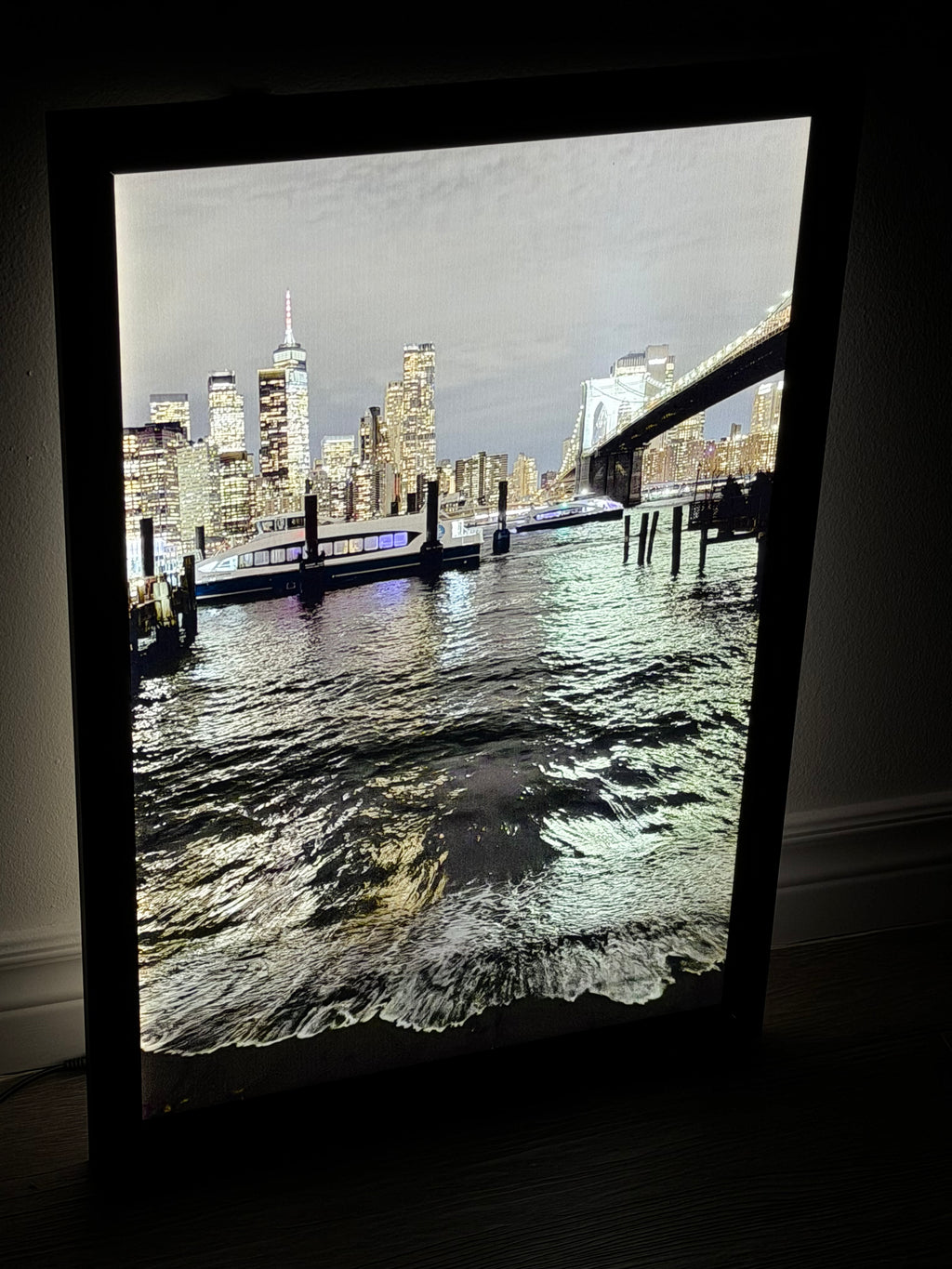 C006) BackLite: (Depuis le Brooklyn Bridge Park)
